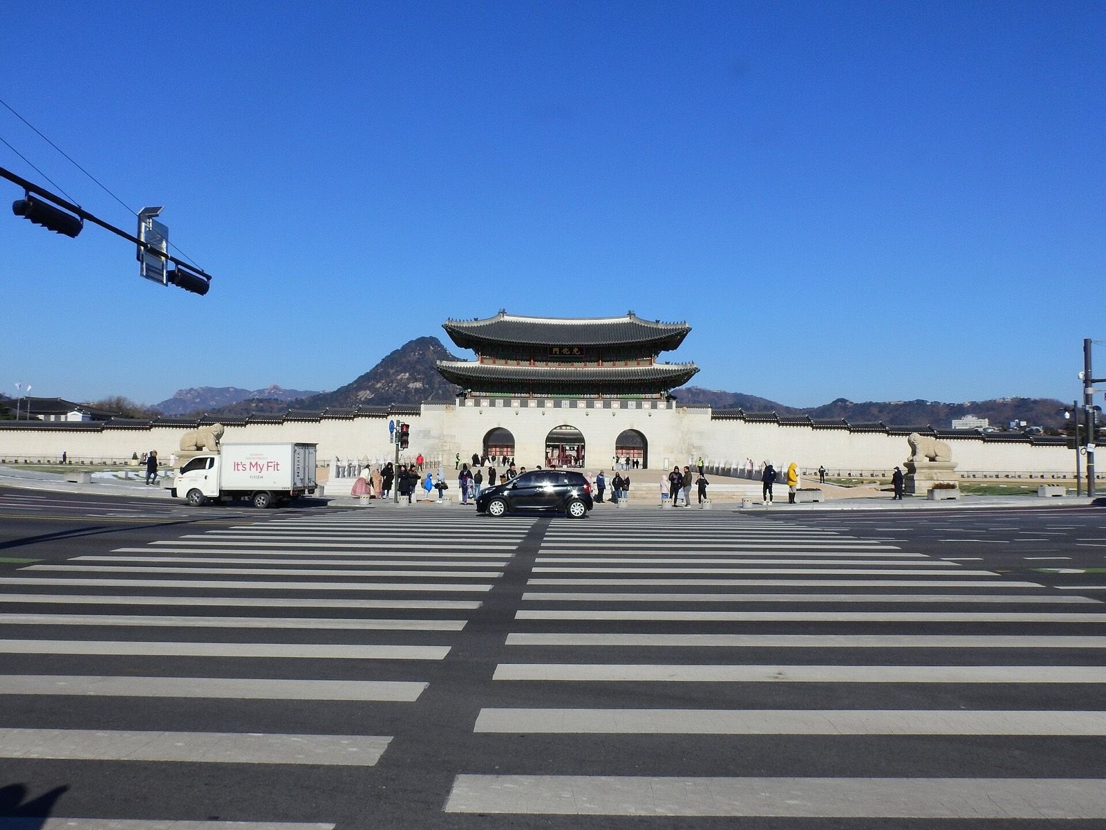 Gwanghwamun Gate and plaza at the entrance to Gyeongbokgung