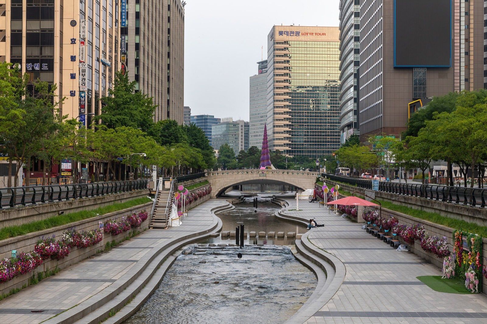 Cheonggyecheon stream walkway in downtown Seoul